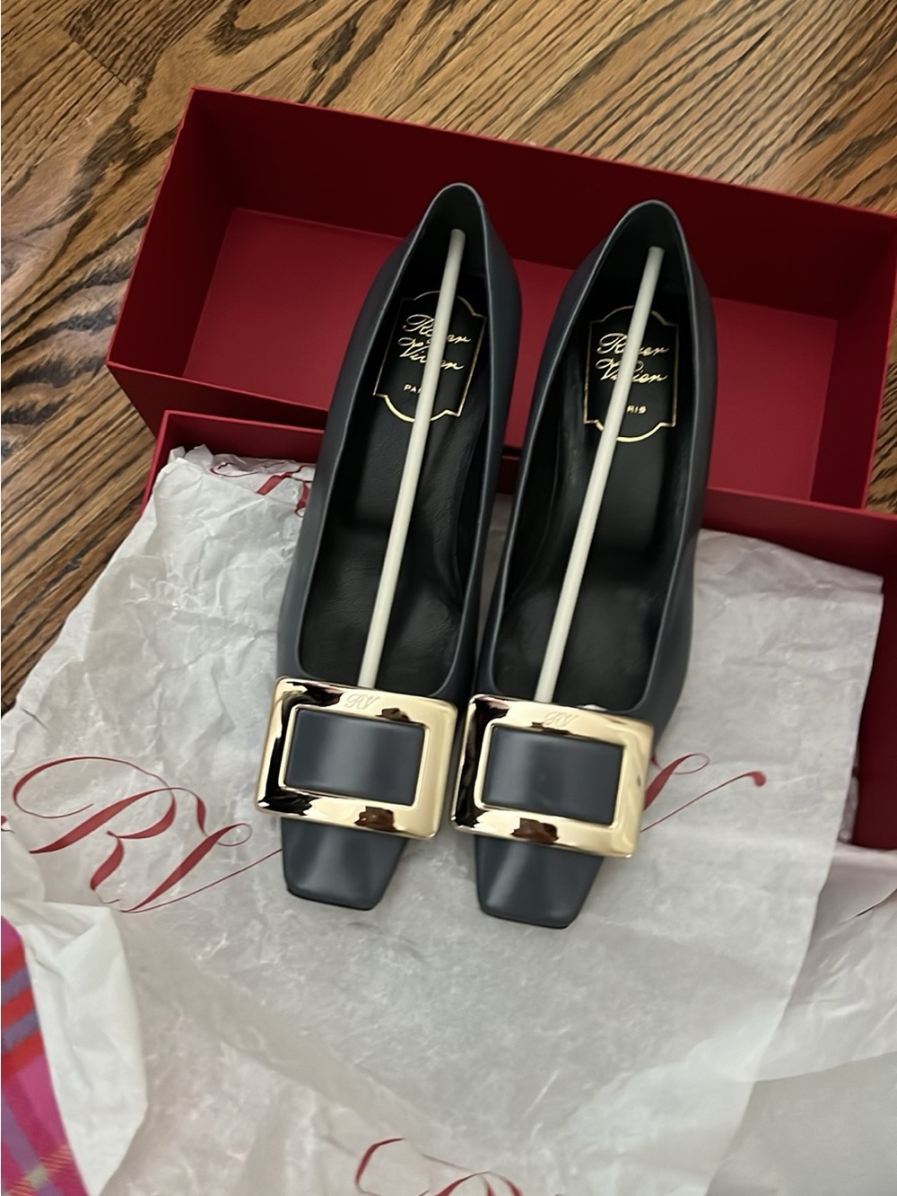 NWT Roger Vivier grey Leather Buckle Pumps with Gold Accent 45mm size 37.5